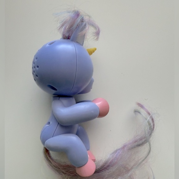 Fingerlings Baby Unicorn Interactive Exclusive Figure [Light-Up] - Picture 5 of 6